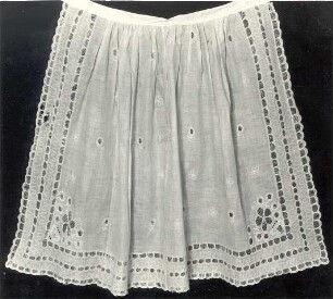 Schürze aus Trauschwitz : Kleidung - Truhentracht. Ort: Trušecy / Trauschwitz. Schürze mit weißer Stickerei aus der Neschwitzer Gegend