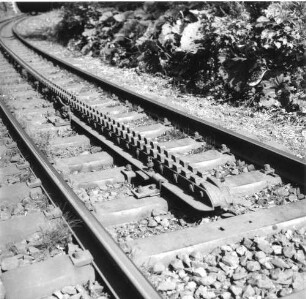 Tschechien. Bahnstrecke Liberec–Kořenov. Eingleisige Strecke der Zahnradbahn mit gefederter Zahnstange System Abt der Strecke mit gemischtem Adhäsions- und Zahnradantrieb. Ansicht der Zahnstange. Blick gegen eine Tunnel