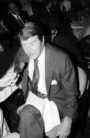 30. Tagung 1980 Chemiker; Eröffnung Festhalle; Sitzreihen: Christian Anfinsen beim Interview