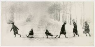 Fußgänger mit Schlitten beim Überqueren einer schneebedeckten Straße
