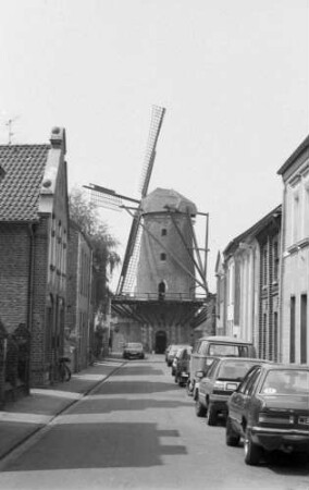 Xanten: Gasse mit Windmühle [Kriemhildmühle]