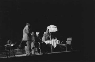 Theater am Schiffbauerdamm Berlin: "Der Fall Paul Eszterag" : Szene mit Margarete Kupfer (Mitte) und Marga Legal (rechts)