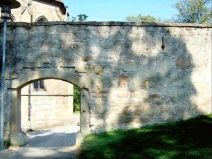 Rieden-Ansicht von Süden-Kirchhofmauer von Feldseite mit erhaltener Steinbrüstung und Schlüsselloch-Schießscharten (innerer hölzerner Laufgang und Dach im 18 Jh abgetragen-Torbogen neuzeitlich)