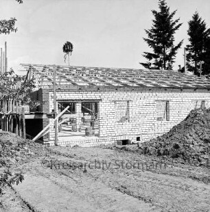 Oetjendorfer Landstraße / Waldweg: Turn- und Sportverein Hoisdorf: Sportzentrum: Mehrzweckhalle im Rohbau: Richtfest: rechts Erdhaufen: links Richtkrone über Dachstuhl: rechts und links Bäume