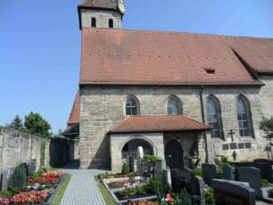 Langhaus von Süden über Traufseite (Süderweiterung mit Kirchturm im Hintergrund)