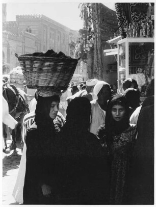 Basar in Kairo : Frauen mit Hidschabs auf einem Basar in Kairo