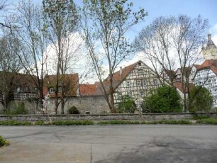 Stadtbefestigung-Ansicht im Osten - Stadtmauer (Wehrgang abgetragen) Höhe Neutorstraße über ehemaligen Stadtgraben von Südosten in Übersicht