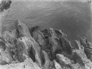 Schratte : Blick auf Schratten durch Lösungsverwitterung im Karst entstanden.