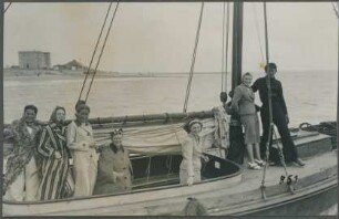 Ausflugsgesellschaft auf einem Boot vor Norderney