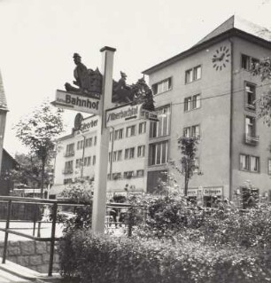 Schlema. Oberschlema. Neues Kurhaus : Schlema-Oberschlema (Kreis Aue) Neues Kurhaus. Ansicht vom Schlemabach (von Norden) mit geschnitztem Wegweiser