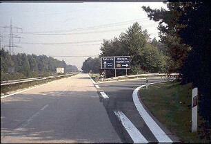 Einfahrt in Kreisel Nordost (Basel Richtung Iffezheim) von Nebenfahrbahn Ost (Basel Richtung Karlsruhe)