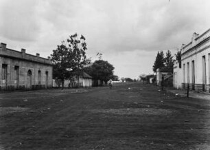 Hauptstraße : Blick entlang einer breiten Straße in einer nicht näher beneannten Ortschaft.