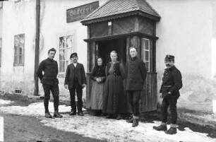 Gruppenbildnis vor der Bäckerei Hermann Bienert