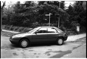 Vorstellung des Mazda 323 Fließheck GLX: Ahrensburg, Moltkeallee / Ecke Parkallee