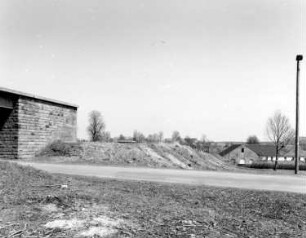 Oberlausitz. Bau des Tunnels Königshainer Berge der Bundesautobahn 4 (1996/1999). Brückenbau (links Brückenpfeiler aus Bruchstein) über eine Landstraße. Blick gegen ein Gehöft