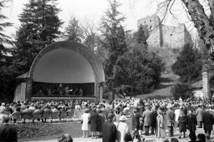 Badenweiler: Publikum beim Kurkonzert, Hintergrund Musikpavillon