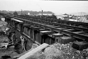 Bauvorbereitungen für den Brückenwechsel mit gleichzeitiger Verlängerung der Eisenbahnbrücke an der Durlacher Allee beim Weinweg.