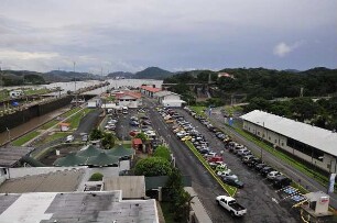 Miraflores-Kanalschleuse Totalübersicht nach Osten : Am 80 km langen Panama-Kanal vom Atlantik zum Pazifik können Besucher in der Miraflores-Schleuse die Durchfahrt großer Containerschiffe beobachten. Totalübersicht Richtung Osten. Aufgenommen am 15. September 2011