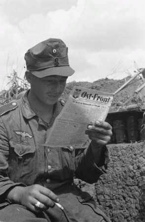 Zweiter Weltkrieg. Frontbilder. Sowjetunion. Angehöriger der deutschen Wehrmacht beim Lesen der "Ost-Front"