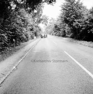 B 75: vor Bargteheide: Verkehrsunfall: Pkw fährt gegen Baum: hinten links neben Straße Unfallwagen in Büschen: hinten an linkem Straßenrand zwei Polizisten und Mann bei Pkw, Motorrad: links Fußgängerweg, Leitpfosten: zu beiden Seiten Wald