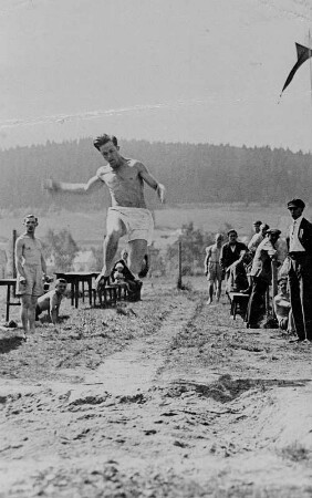 Arbeitersportler beim Weitsprung : Arbeitersportler beim Weitsprung