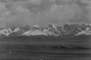 Gebirgszug : Panorama eines schneebedeckten Gebirgszugs im Tian Shan Hochgebirge