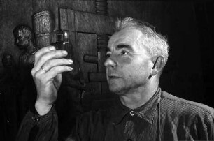 Ihringen: Winzergenossenschaft, Kellermeister Ludwig Gibson bei Weinprobe
