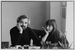 Der Maler Horst Hussel mit seiner Lebensgefährtin Mariancha Kuilman in seiner Wohnung