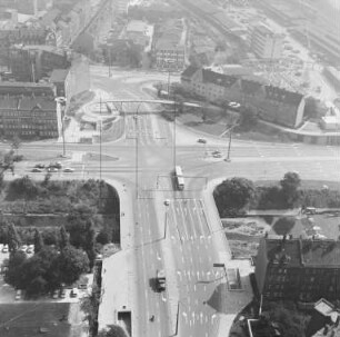 Straßenkreuzung Wilhelm-Pieck-Straße (Stauffenbergallee) und Thälmannstraße in Erfurter Krämpfervorstadt : Blickrichtung Osten