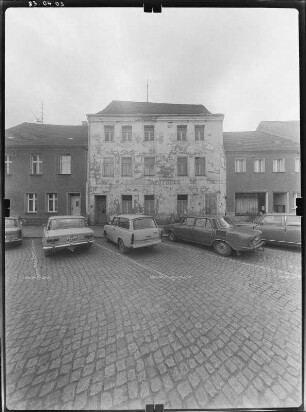 Luckau, Am Markt 23, 22, 21. Wohnhäuser mit Apotheke und Laden. Straßenfront