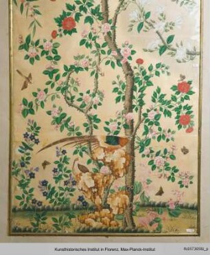 Textile Wandbespannung mit blühenden Sträuchern und Vögeln