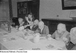 Ältere Menschen beim Kaffeetrinken