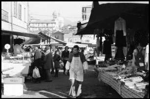 Intra: Markt, Verkaufsstände, Hintergrund Kirchturm