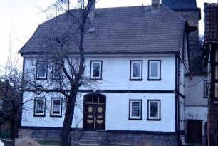 Haus mit verzierter zweiflügeliger Tür