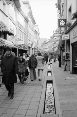 Freiburg: Rathausgasse mit Fußgängern am Einkaufssamstag