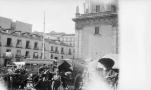 Frankreich, Marseille : Reiseaufnahmen aus Frankreich, Marseille. Straßenbild mit Markthändlern und Planwagen
