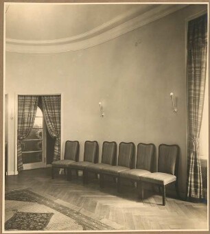 Wohnung Dr. Ostwald mit Praxisräumen. Inneneinrichtung: Speisezimmer Stuhlreihe an Wand