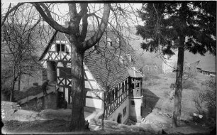 Neidenstein Fachwerkhaus mit vorgebauten Treppenturm (1538) der Burgruine Ansicht von der Burg