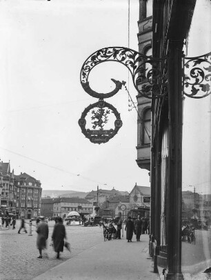 Eisenach, Innenstadt : Eisenach. Karlsplatz. Blick zur Nikolaikirche, Ausleger der Kunstickerei "Sonderhof"