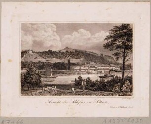 Schloss Pillnitz bei Dresden vom linken Ufer über die Elbe mit Segelboot und Dampfer nach Südosten gesehen, im Hintergrund links die künstliche Ruine und rechts der Borsberg