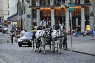 Wien - Fiaker : Ein Fiakergespann fährt am Abend auf dem Platz vor der Wiener Hofburg, 2008