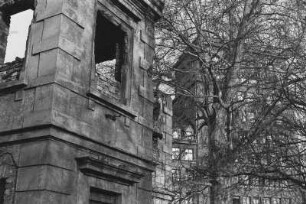 Dresden-Neustadt, Antonstraße 1. Villa Augustin. Ruinöse Ecke. Blick zum Hochhaus am Albertplatz