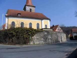 Ansicht von Süden mit Kirche (Gotische Gründung - Langhaus neu erbaut Jahr 1713) über Kirchhofmauer (Wehrgang mit Steinbrüstung im 18 Jh abgetragen)