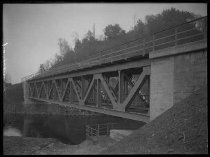 Bahnbrücke über Fluss