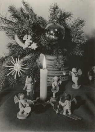 Weihnachtliche Dekoration mit Figuren (u. a. Wendt und Kühn). Holz, gedrechselt, lackiert