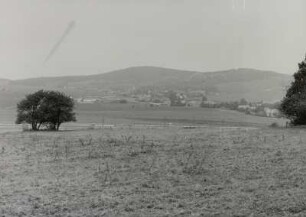 Königshain (Kreis Görlitz). Königshainer Berge mit Hochstein (links hinten, 406 m)