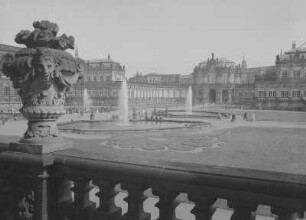 Dresden. Zwinger, Blick vom Mathematisch-Physikalischen Salon zum Glockenspiel-Pavillon mit Bogengalerien