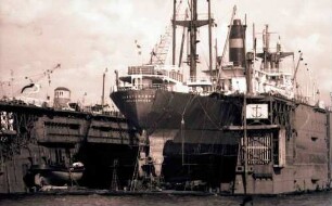 Hamburg: Hafen, Frachter im Trockendock [Gaasterkerk]