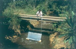 Liberia. Mitarbeiter der Außenstelle des BNI in Liberia fangen Kriebelmücken bei der Eiablage mittels einer Falle
