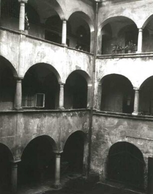 Linz (Österreich). Patrizierhaus. Innenhof
